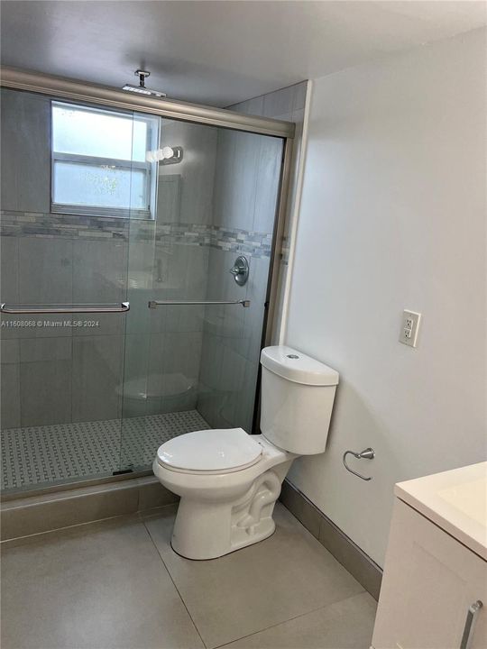 Active With Contract: $2,100 (1 beds, 1 baths, 810 Square Feet)