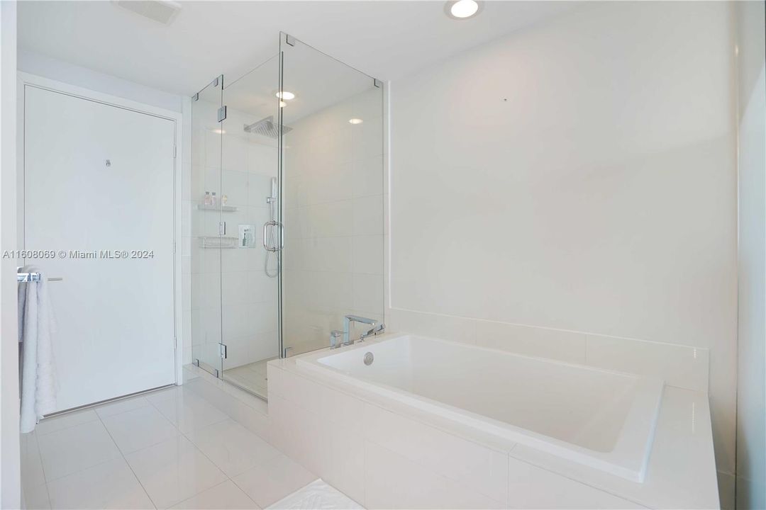 Active With Contract: $6,200 (2 beds, 3 baths, 1151 Square Feet)