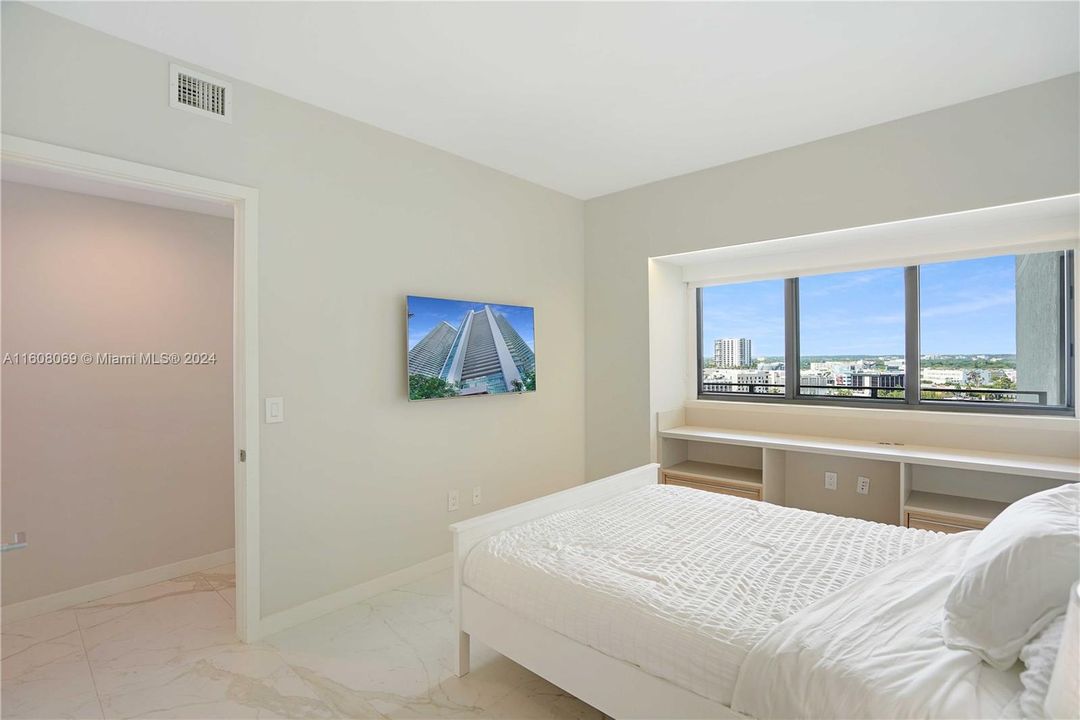 Active With Contract: $6,200 (2 beds, 3 baths, 1151 Square Feet)