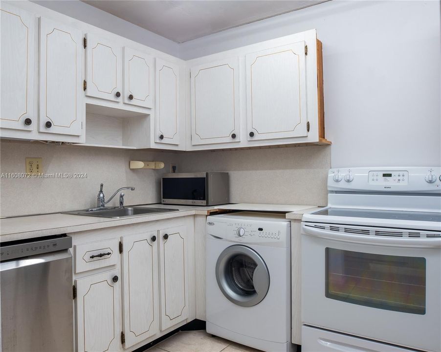 For Sale: $449,000 (1 beds, 1 baths, 868 Square Feet)