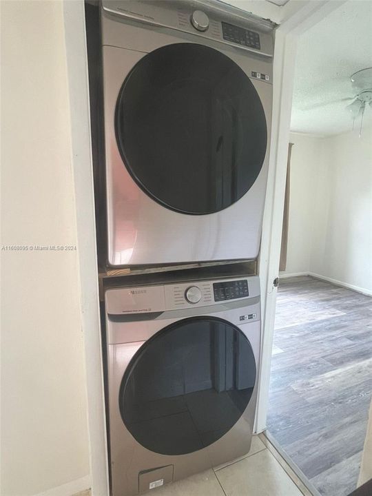 Almost New Washer/Dryer In The Unit