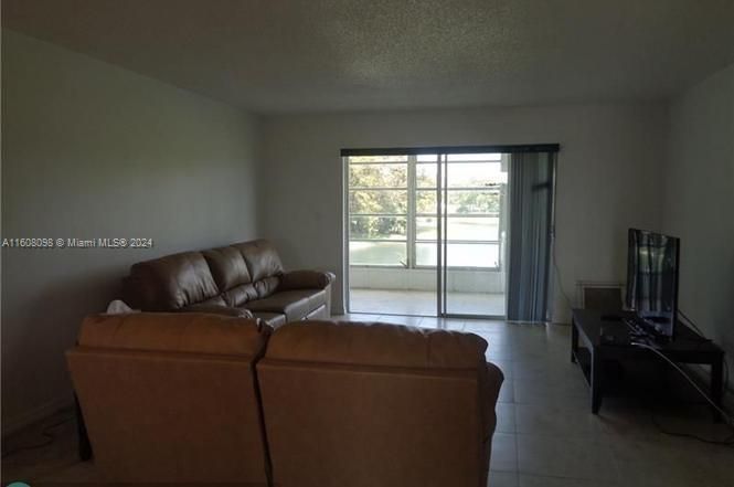 For Rent: $2,050 (2 beds, 2 baths, 1100 Square Feet)