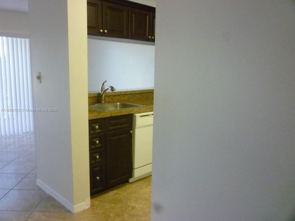 For Sale: $189,000 (1 beds, 1 baths, 750 Square Feet)