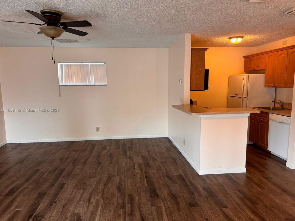 For Rent: $2,000 (2 beds, 2 baths, 975 Square Feet)