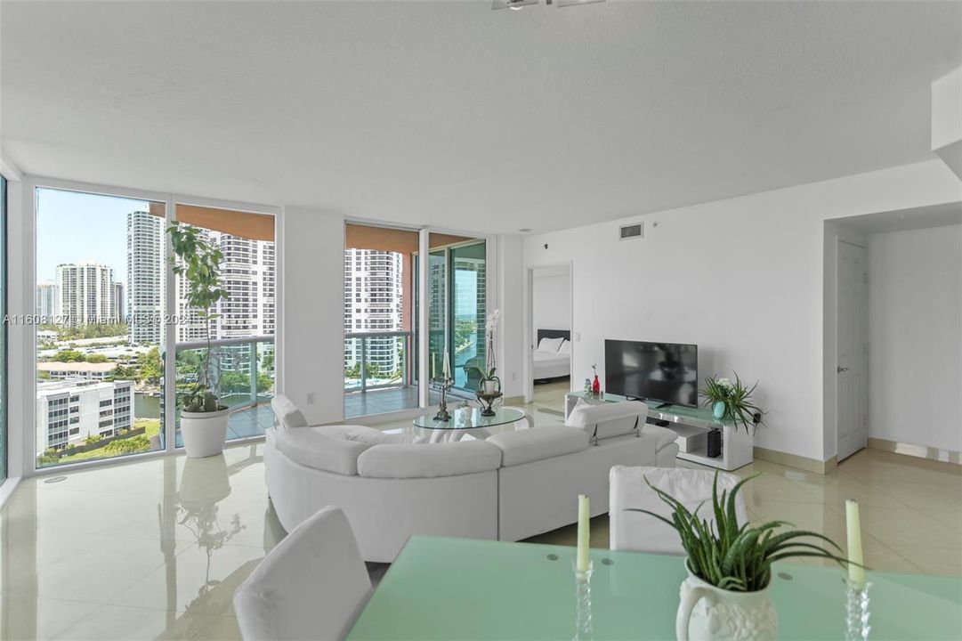 For Sale: $852,000 (2 beds, 2 baths, 1610 Square Feet)