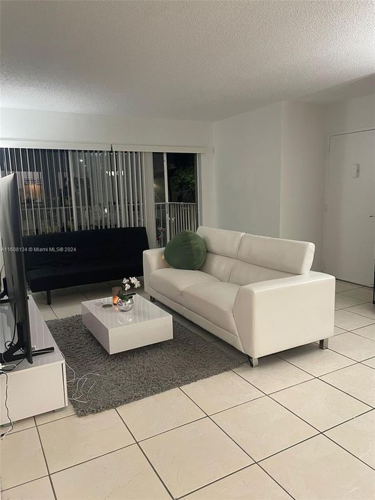 For Rent: $2,400 (2 beds, 2 baths, 1060 Square Feet)