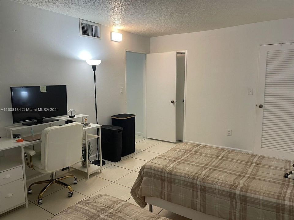 For Rent: $2,400 (2 beds, 2 baths, 1060 Square Feet)