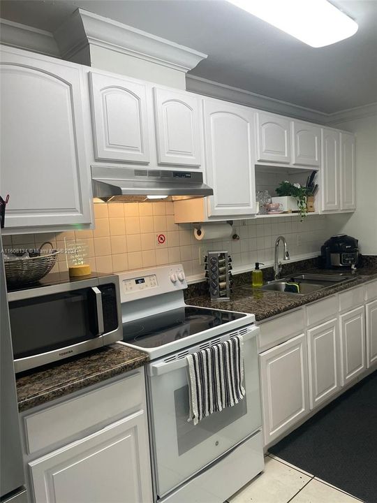 For Rent: $2,400 (2 beds, 2 baths, 1060 Square Feet)