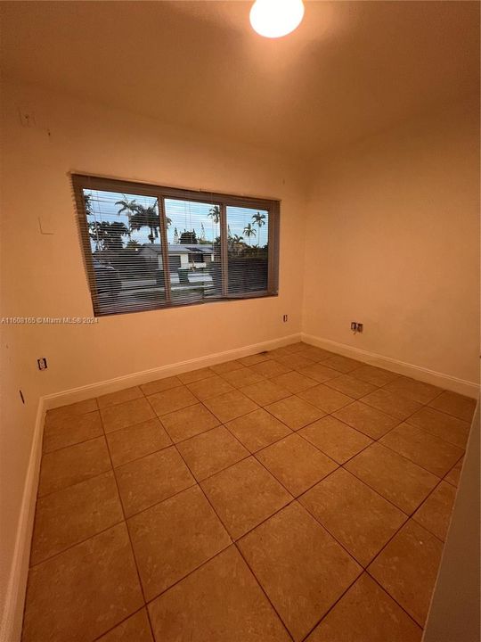 For Rent: $1,750 (1 beds, 1 baths, 1660 Square Feet)