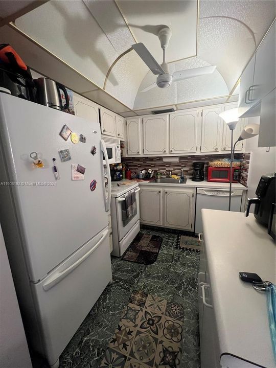 For Sale: $240,000 (2 beds, 1 baths, 798 Square Feet)