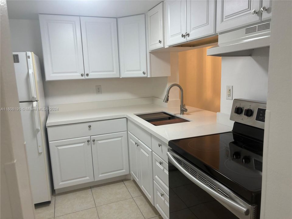 For Rent: $1,800 (1 beds, 1 baths, 677 Square Feet)