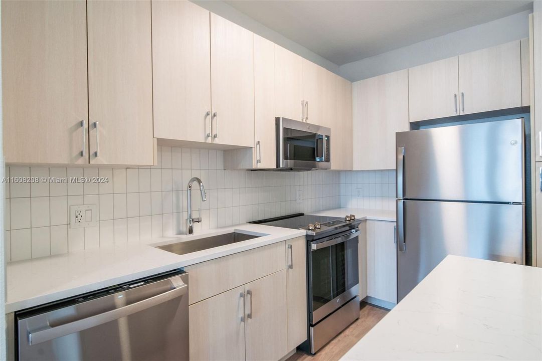 Active With Contract: $2,203 (1 beds, 1 baths, 750 Square Feet)