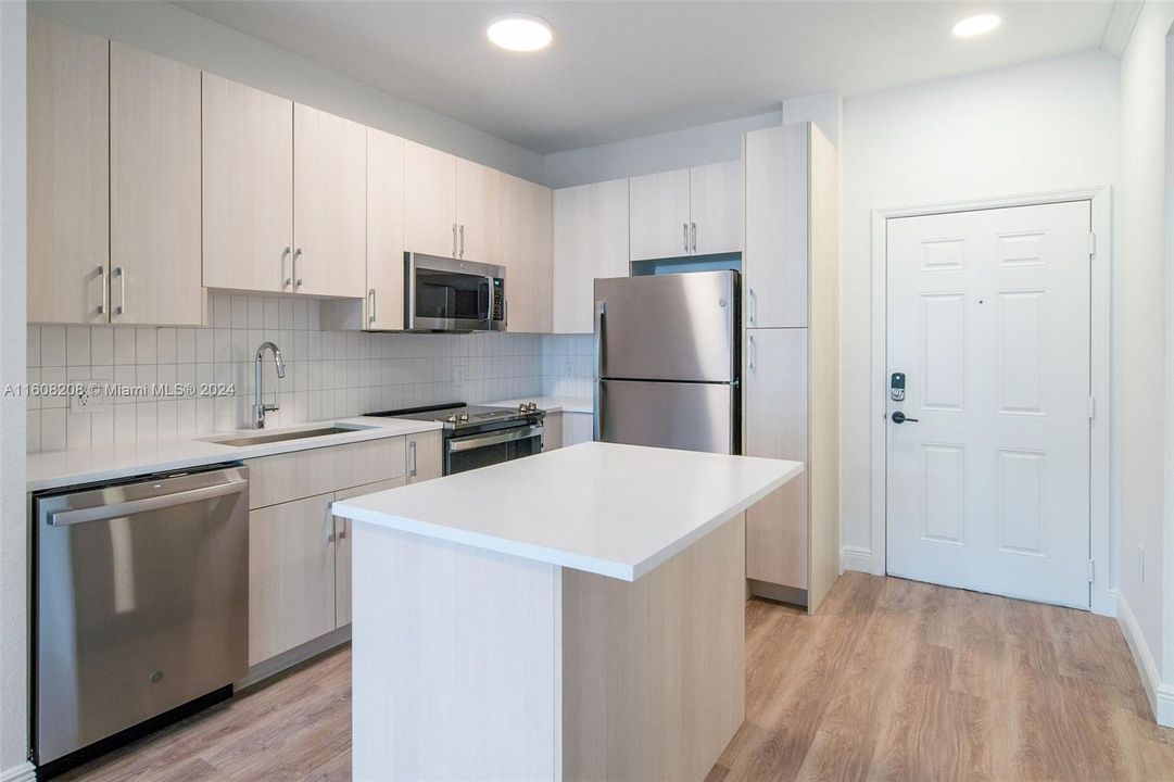 Active With Contract: $2,203 (1 beds, 1 baths, 750 Square Feet)