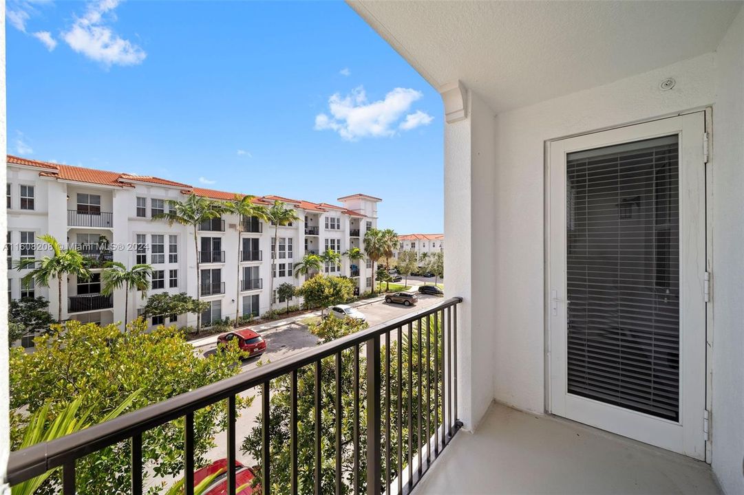 Active With Contract: $2,203 (1 beds, 1 baths, 750 Square Feet)