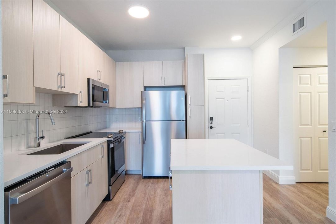 Active With Contract: $2,203 (1 beds, 1 baths, 750 Square Feet)