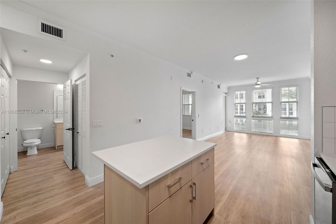 Active With Contract: $2,203 (1 beds, 1 baths, 750 Square Feet)