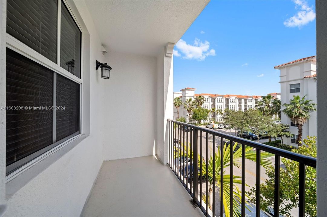 Active With Contract: $2,203 (1 beds, 1 baths, 750 Square Feet)