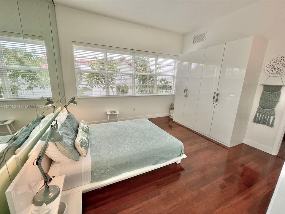 For Sale: $497,000 (1 beds, 1 baths, 647 Square Feet)