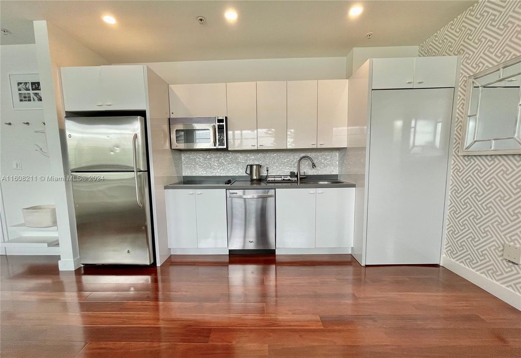 For Sale: $497,000 (1 beds, 1 baths, 647 Square Feet)