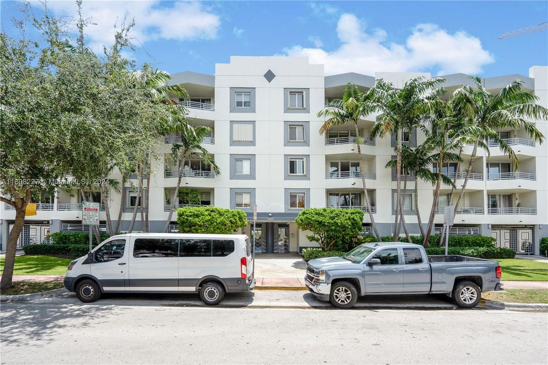 For Sale: $600,000 (2 beds, 2 baths, 990 Square Feet)