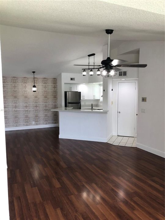 For Rent: $2,200 (2 beds, 1 baths, 965 Square Feet)