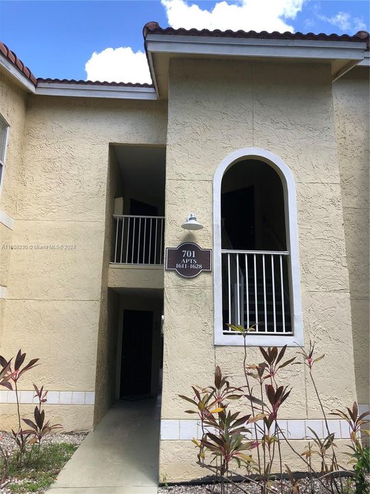 Recently Rented: $2,200 (2 beds, 1 baths, 965 Square Feet)