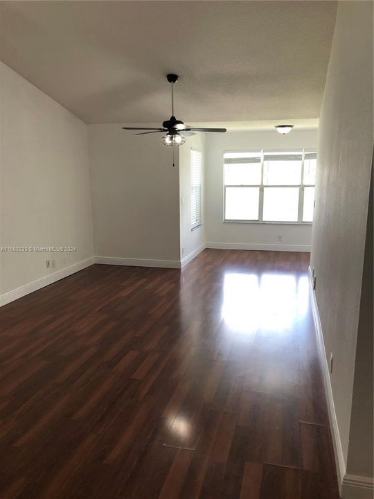 For Rent: $2,200 (2 beds, 1 baths, 965 Square Feet)