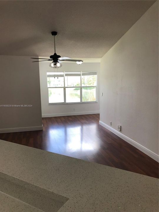 For Rent: $2,200 (2 beds, 1 baths, 965 Square Feet)