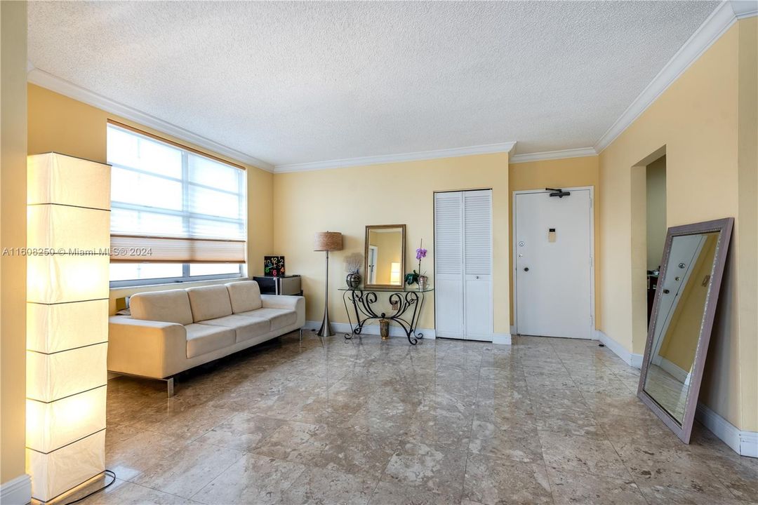 For Sale: $399,999 (2 beds, 2 baths, 1380 Square Feet)