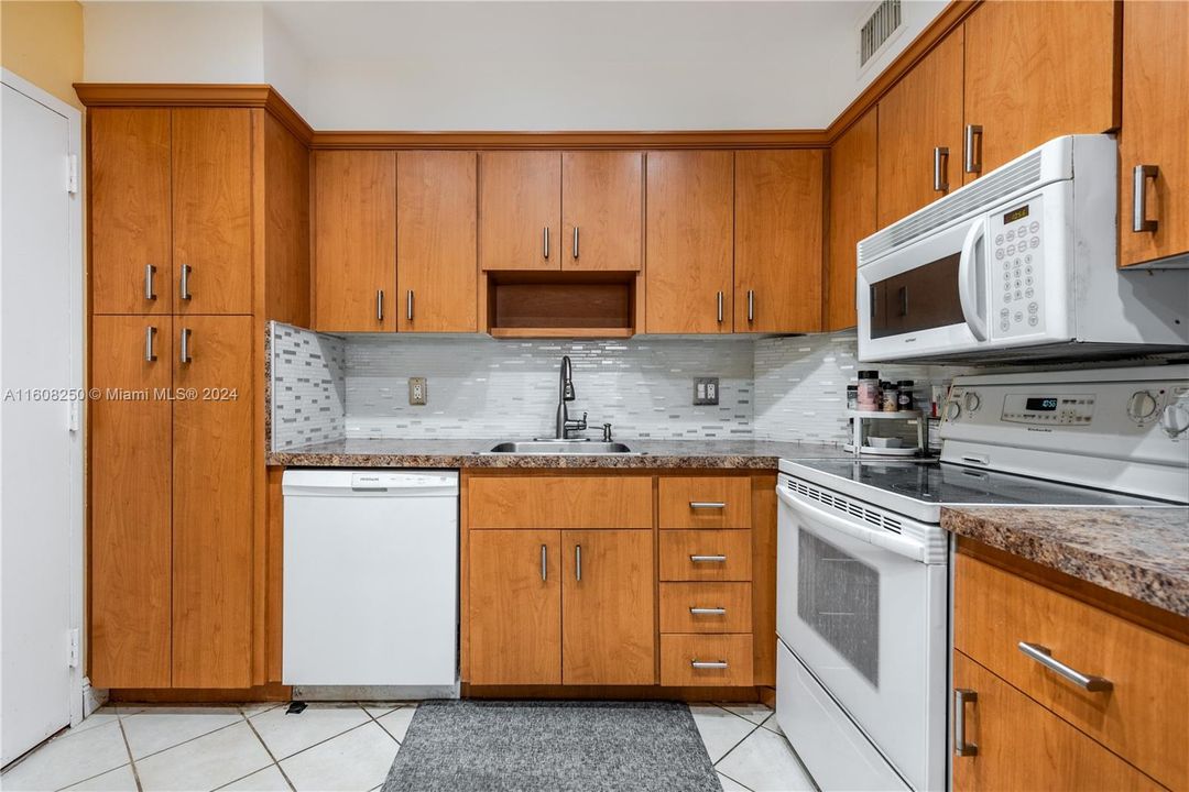 For Sale: $399,999 (2 beds, 2 baths, 1380 Square Feet)