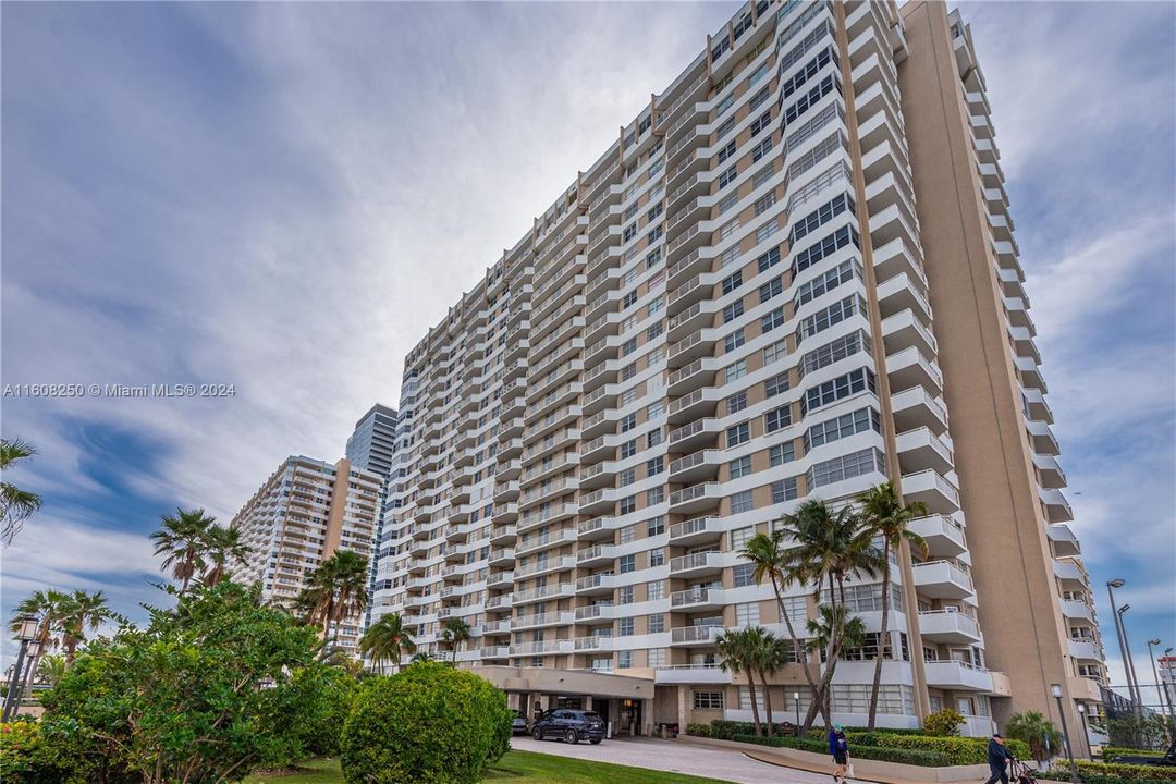 For Sale: $399,999 (2 beds, 2 baths, 1380 Square Feet)