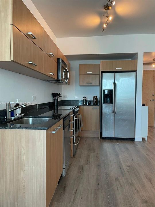 For Rent: $2,900 (1 beds, 1 baths, 768 Square Feet)