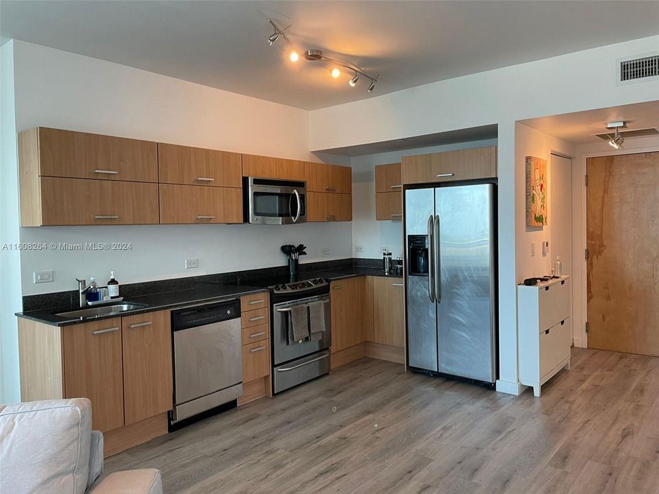 For Rent: $2,900 (1 beds, 1 baths, 768 Square Feet)