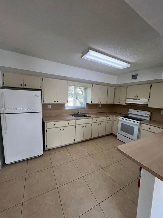 For Rent: $2,150 (2 beds, 1 baths, 868 Square Feet)