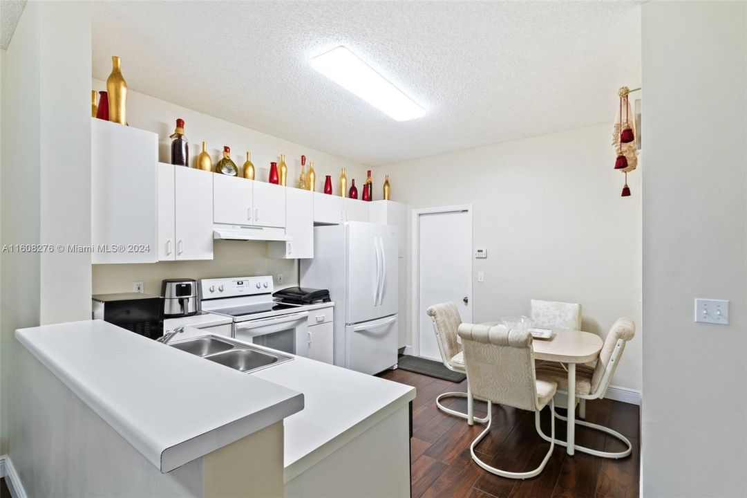 For Rent: $2,900 (2 beds, 2 baths, 1131 Square Feet)