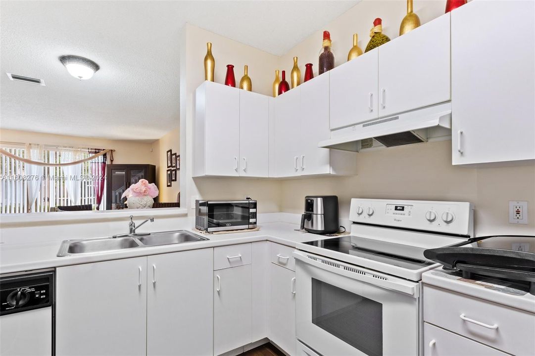 For Rent: $2,900 (2 beds, 2 baths, 1131 Square Feet)