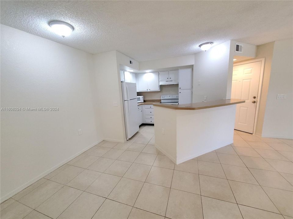 For Sale: $179,000 (2 beds, 1 baths, 909 Square Feet)