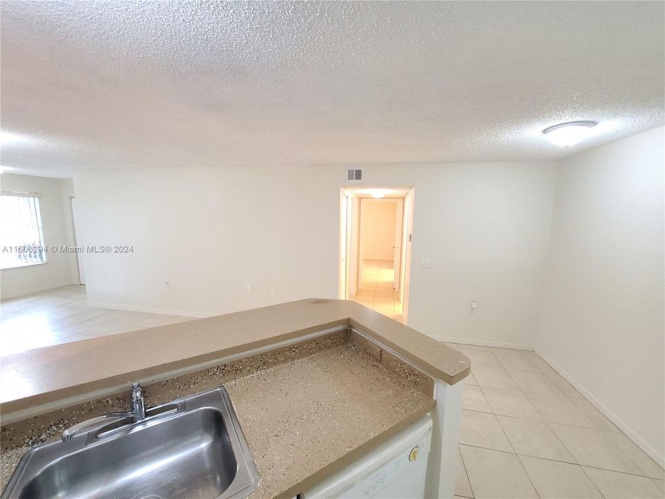 For Sale: $179,000 (2 beds, 1 baths, 909 Square Feet)