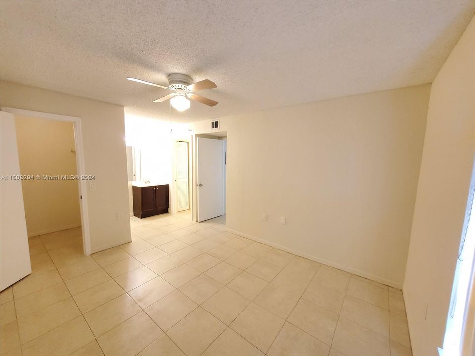 For Sale: $179,000 (2 beds, 1 baths, 909 Square Feet)