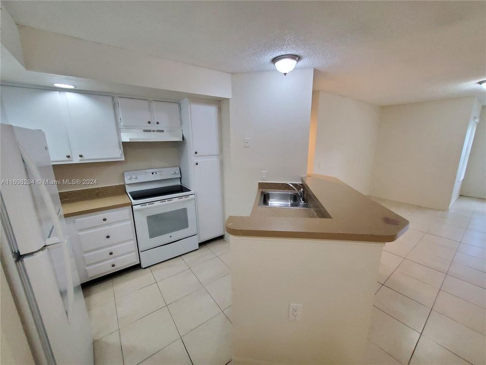 For Sale: $184,000 (2 beds, 1 baths, 909 Square Feet)