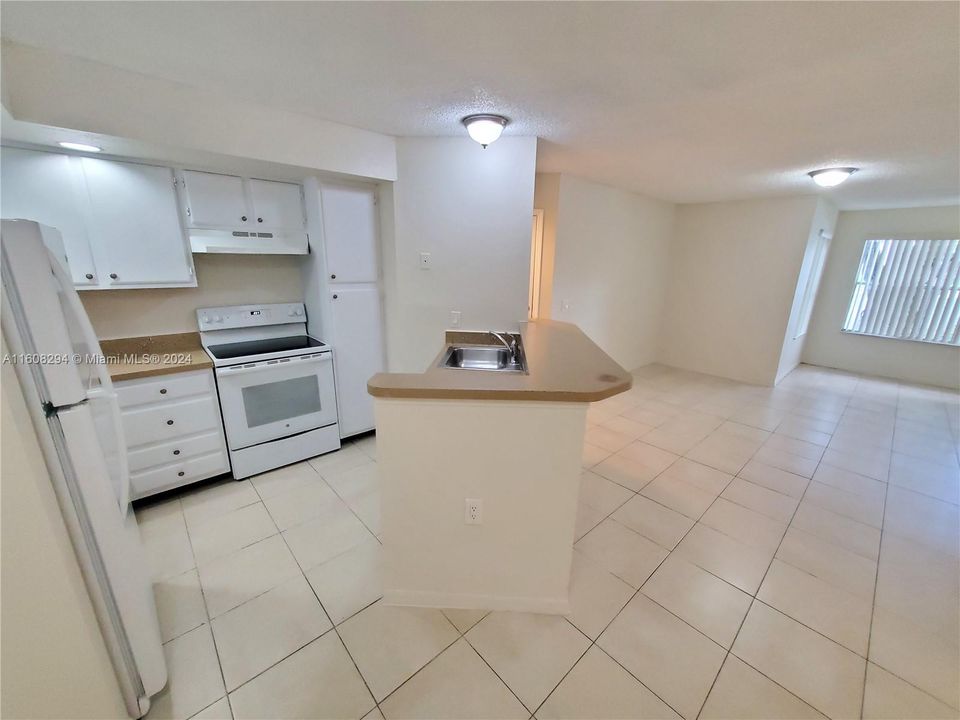 For Sale: $184,000 (2 beds, 1 baths, 909 Square Feet)