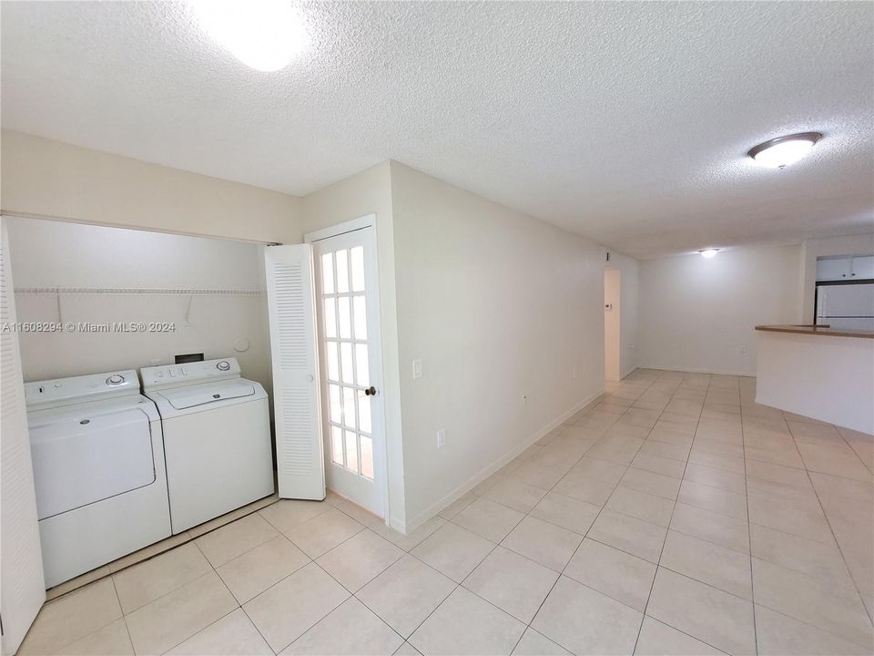 For Sale: $184,000 (2 beds, 1 baths, 909 Square Feet)