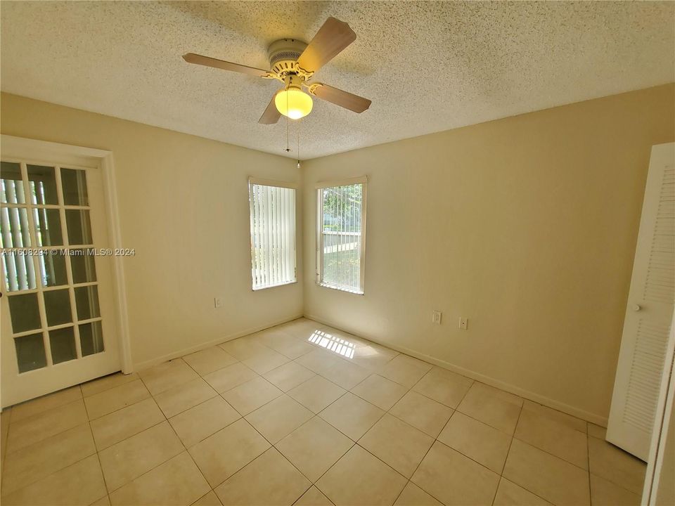 For Sale: $184,000 (2 beds, 1 baths, 909 Square Feet)