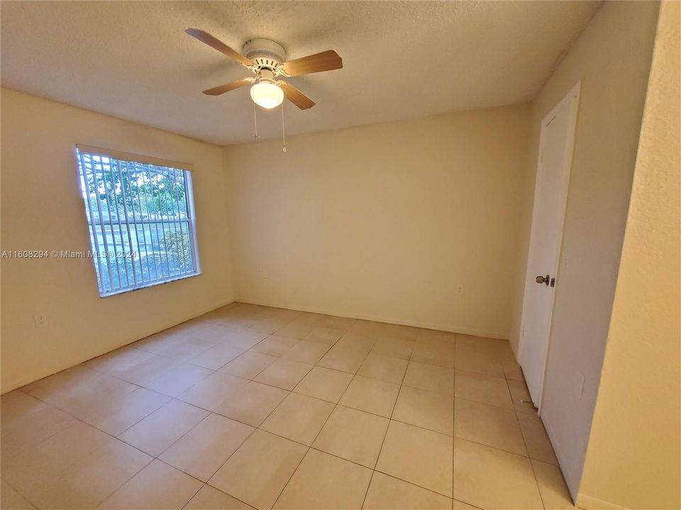 For Sale: $184,000 (2 beds, 1 baths, 909 Square Feet)