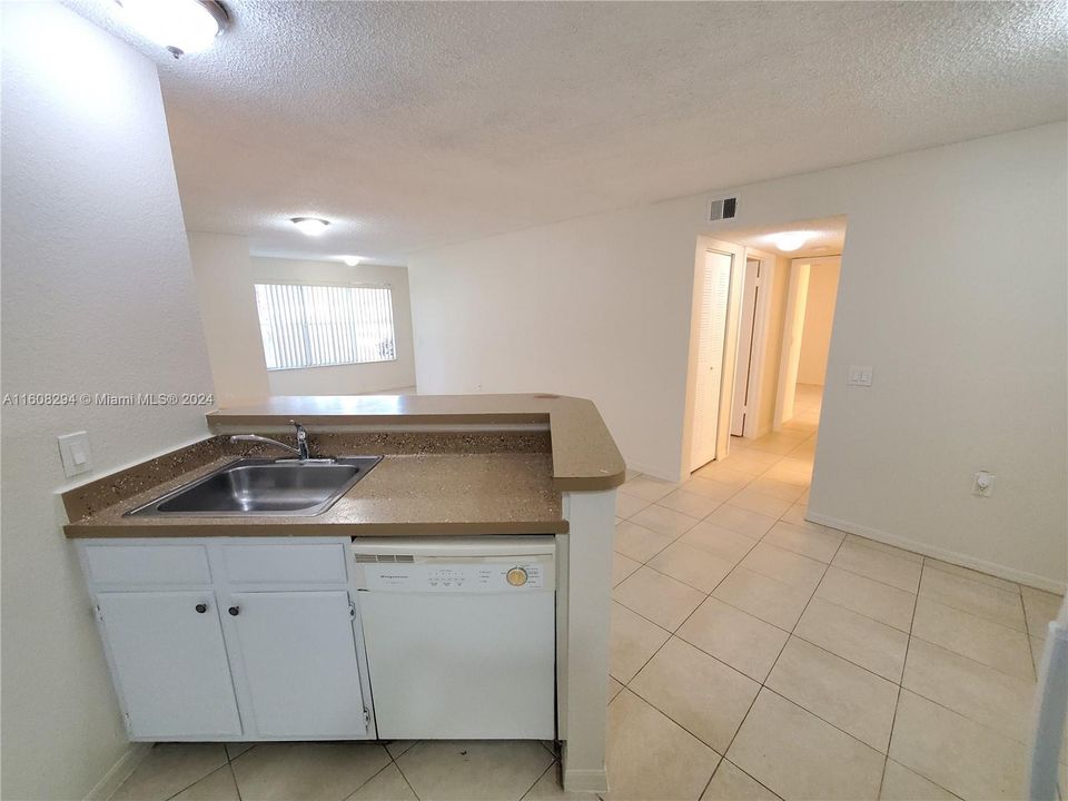 For Sale: $179,000 (2 beds, 1 baths, 909 Square Feet)