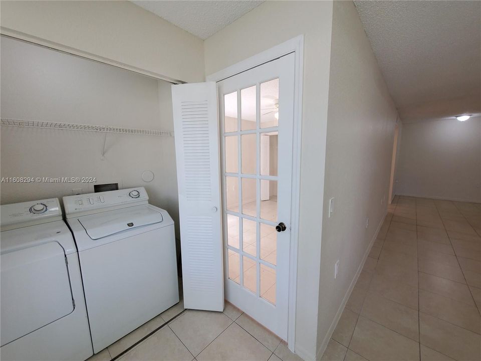 For Sale: $184,000 (2 beds, 1 baths, 909 Square Feet)