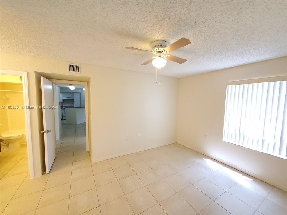 For Sale: $184,000 (2 beds, 1 baths, 909 Square Feet)