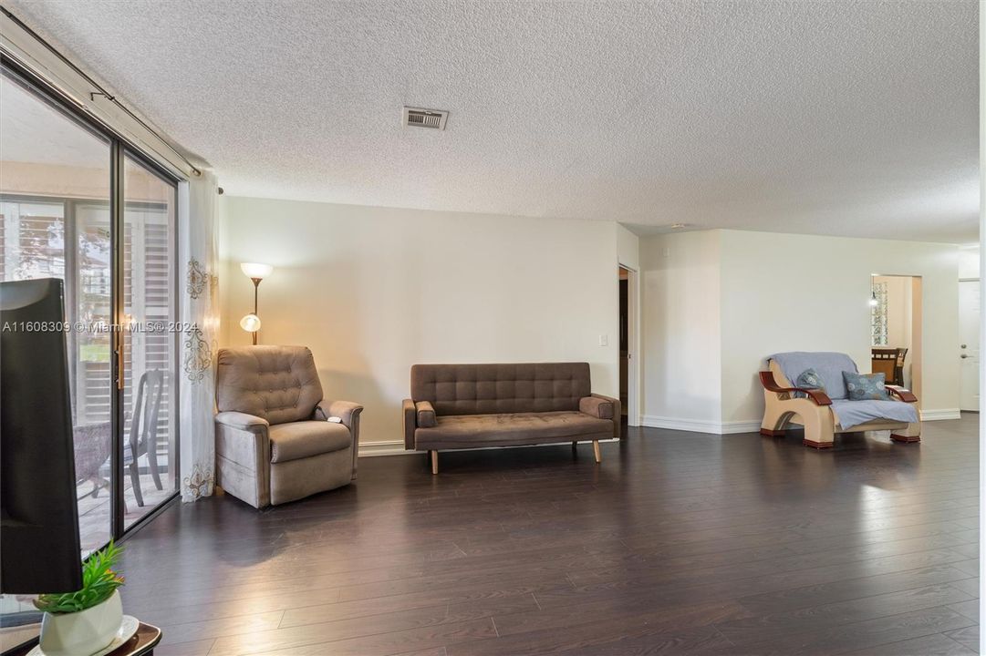 For Sale: $335,000 (3 beds, 2 baths, 1298 Square Feet)