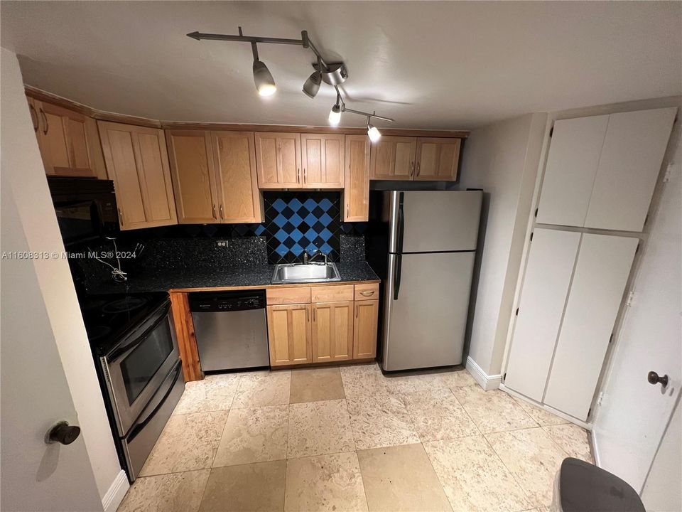 Recently Rented: $3,400 (2 beds, 2 baths, 990 Square Feet)