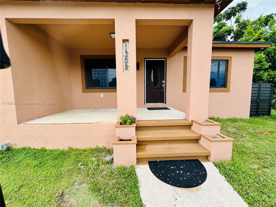 Active With Contract: $2,800 (3 beds, 1 baths, 1148 Square Feet)